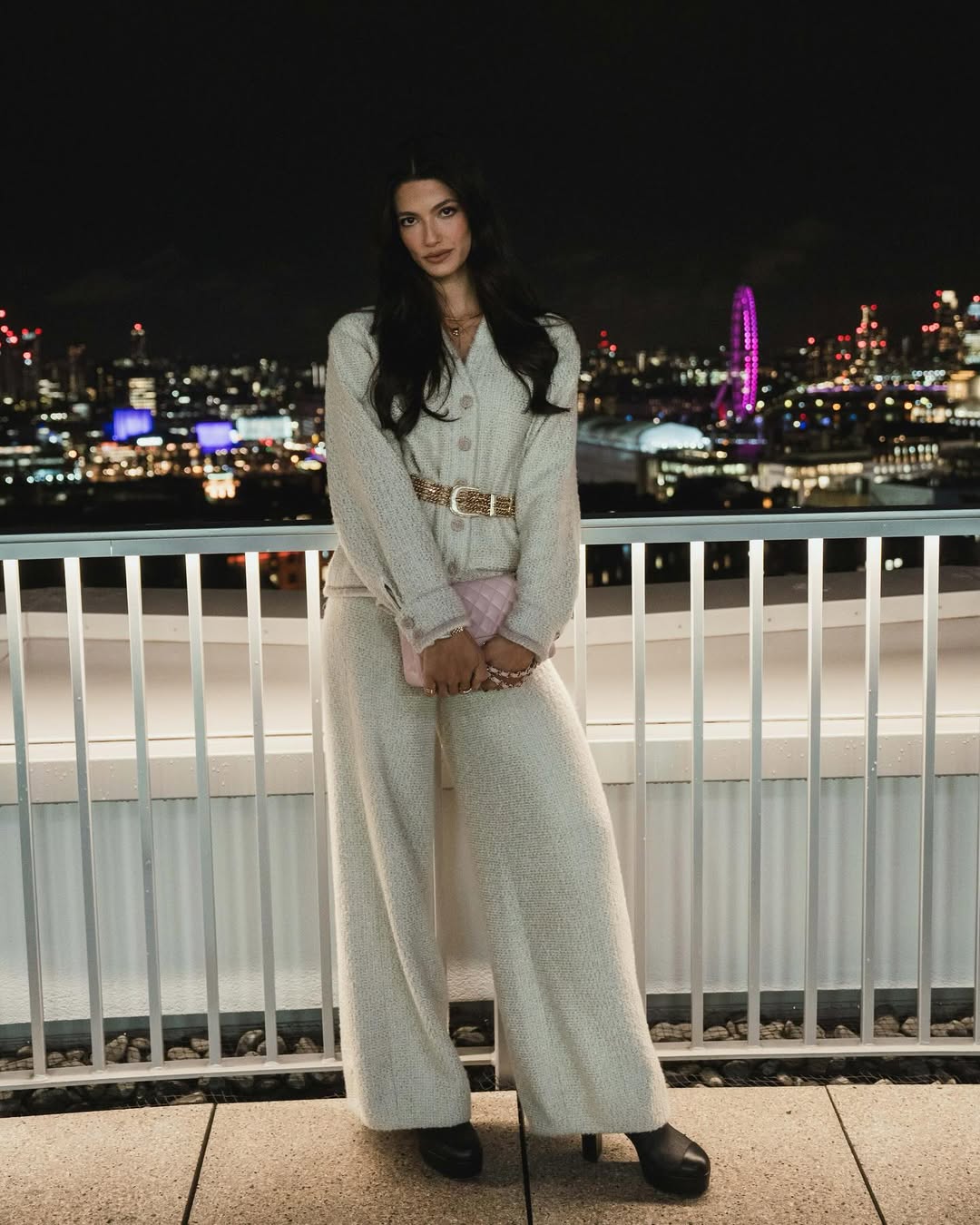 تارا عماد بطقم من الكروشيه باللون العاجي