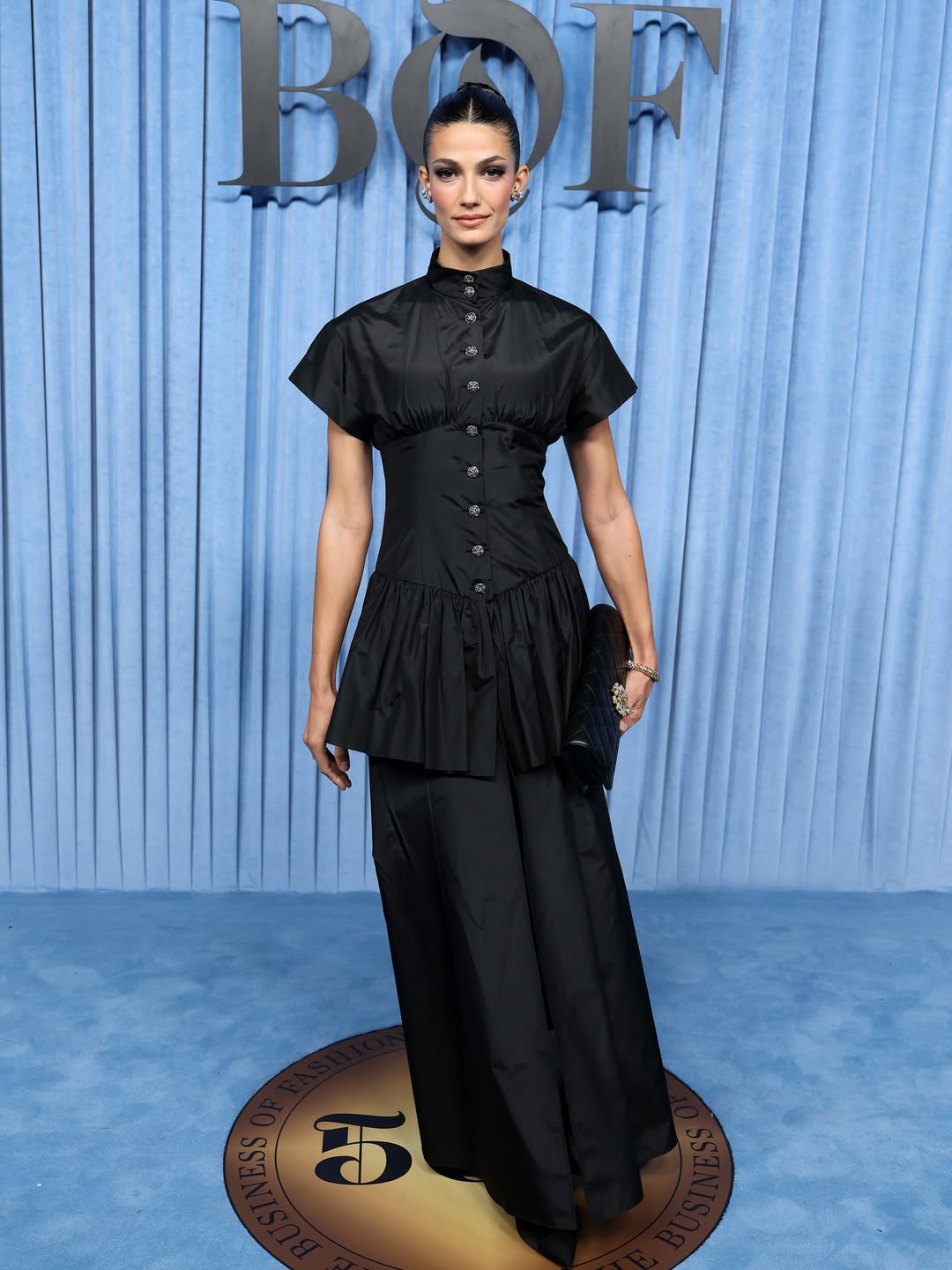 تارا عماد بفستان بسيط باللون الاسود صمم بقماش الحرير