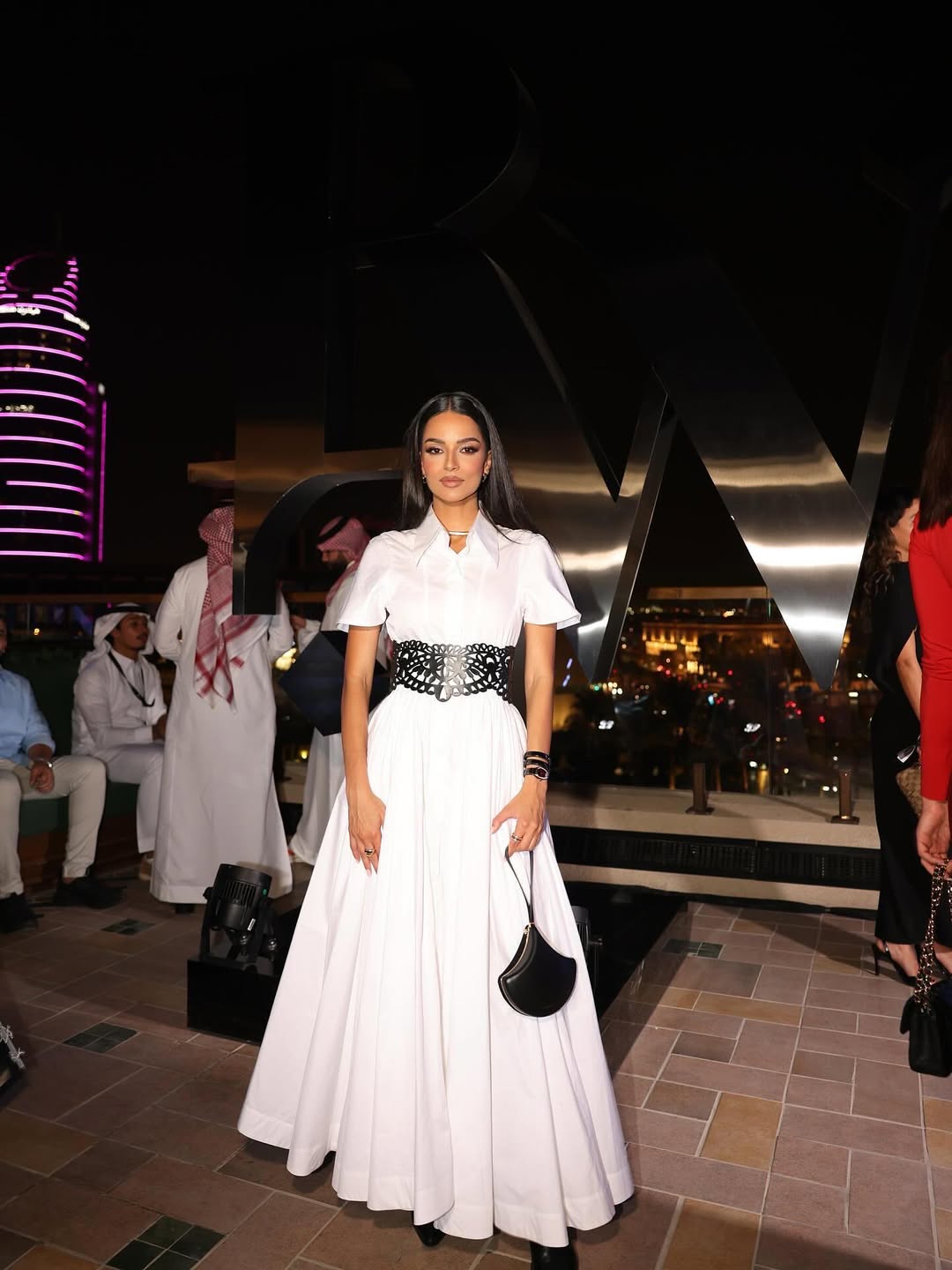 تالا العقيل باللون الأبيض بفستان طويل من توقيع منى الشبل