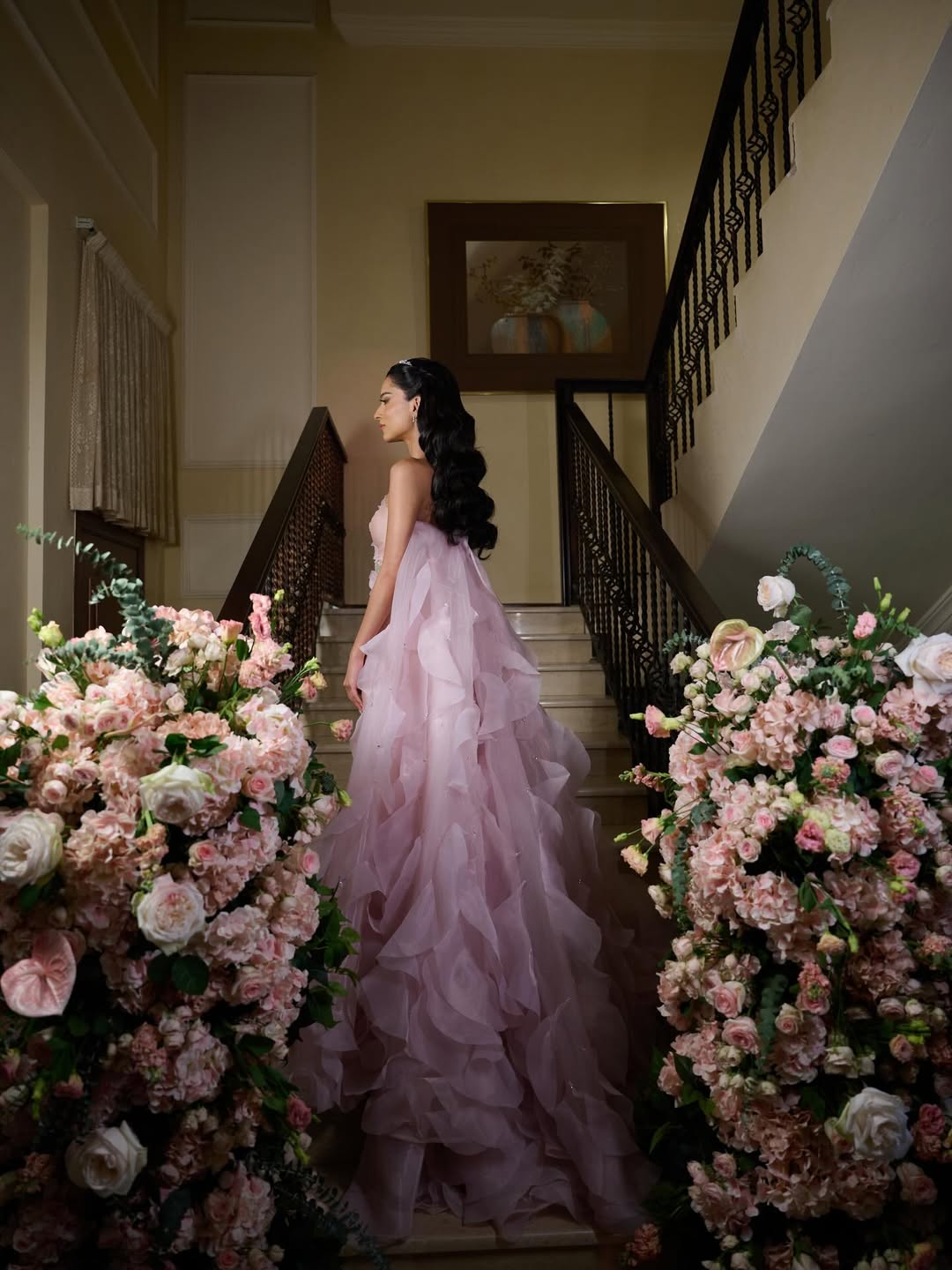  تالا العقيل بفستان سترابلس مصمم من الحرير باللون الزهري