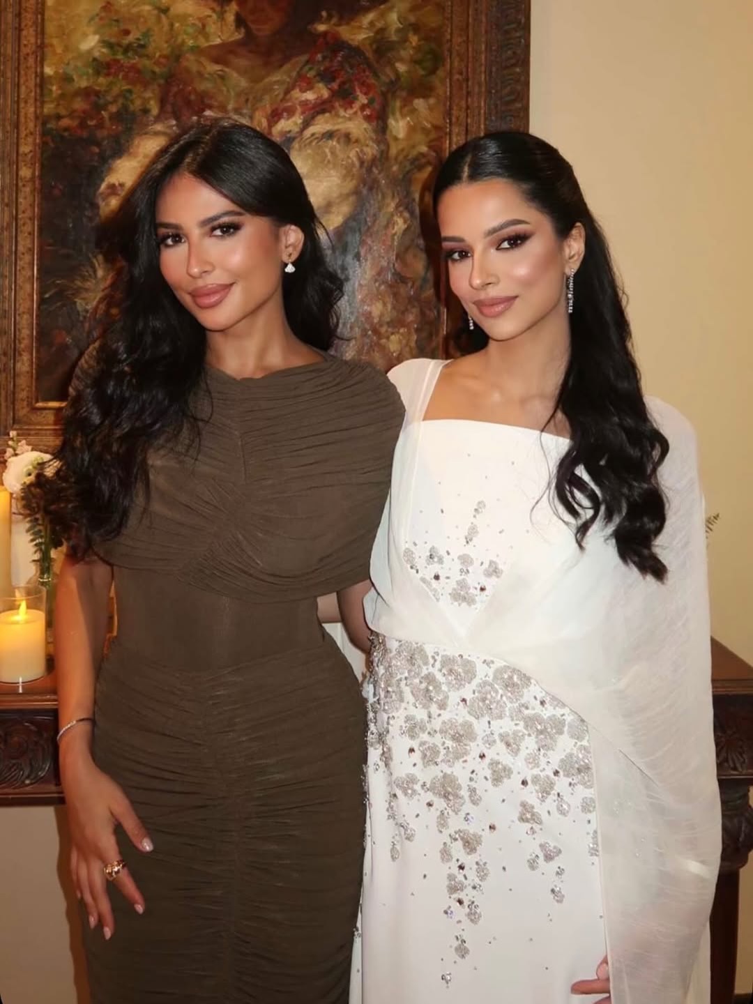  تالا العقيل بفستان طويل مصمم بقصة هادئة منسدلة بانسيابية بنعومة