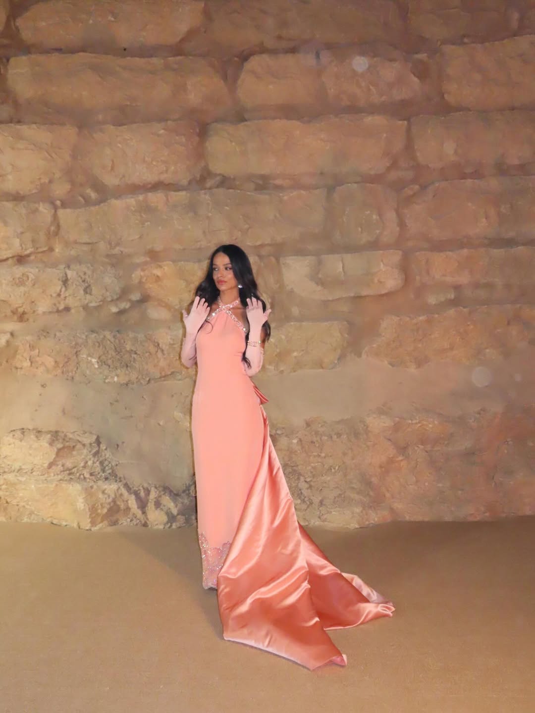  تالا العقيل ترتدي فستانا طويلا باللون الزهري من تصميم وعد العقيلي