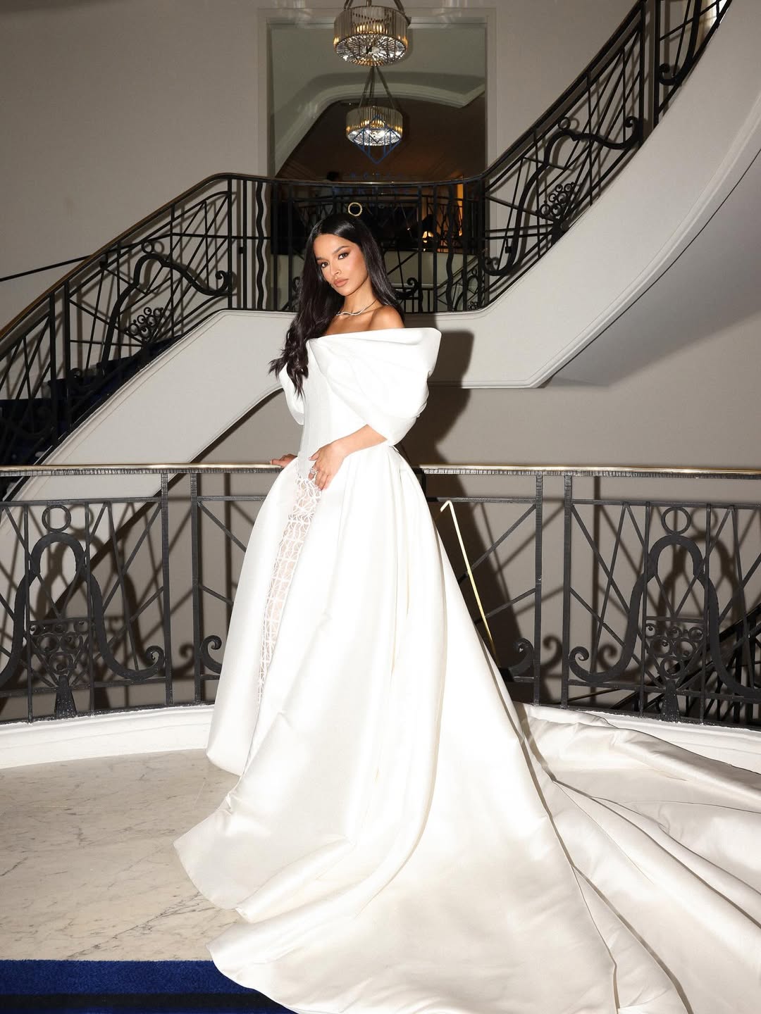 تالا العقيل ثوبا دراماتيكيا باللون الأبيض الموحد