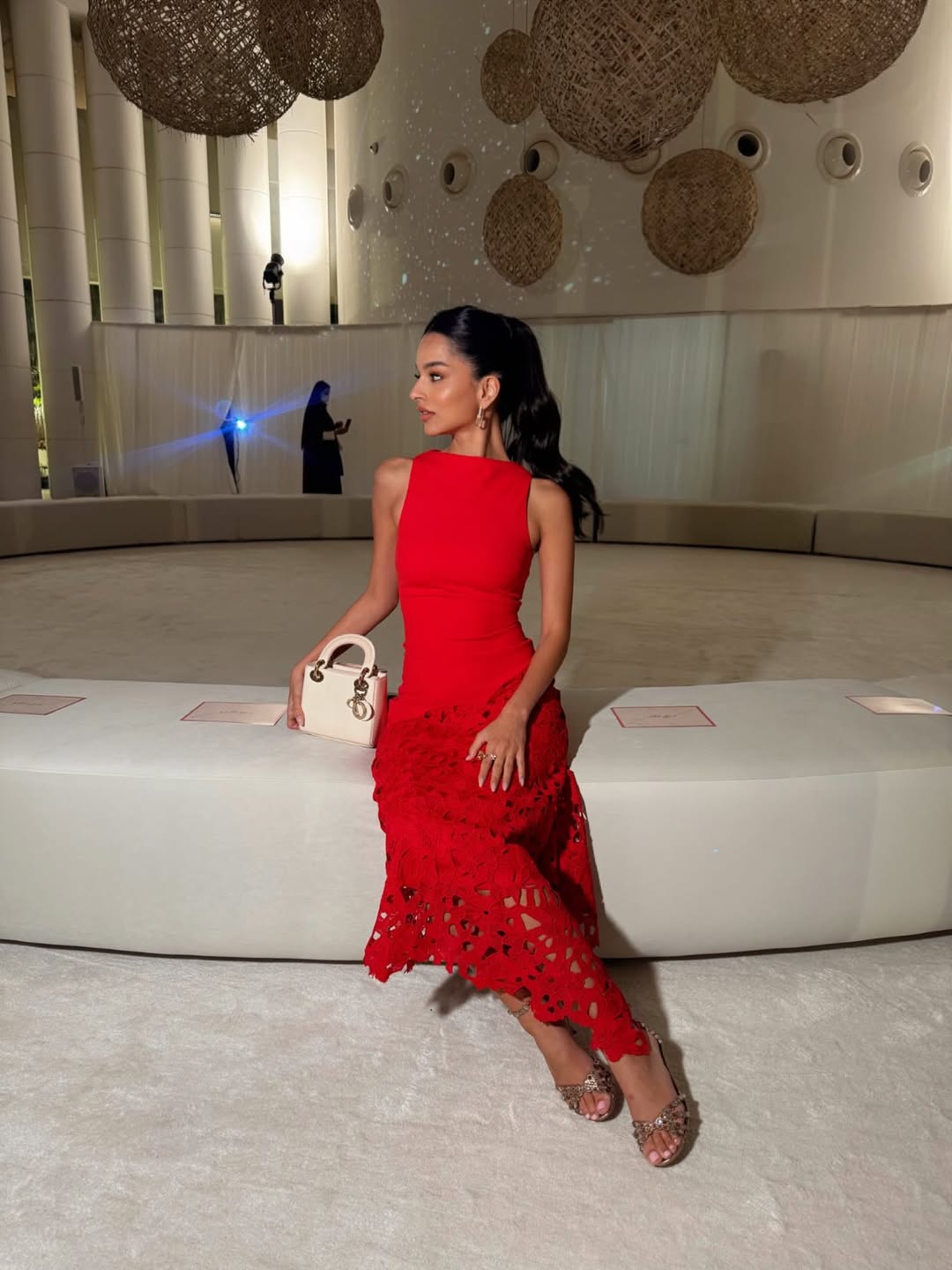 تالا العقيل فستانا طويلا باللون الأحمر الموحد من توقيع Aleena