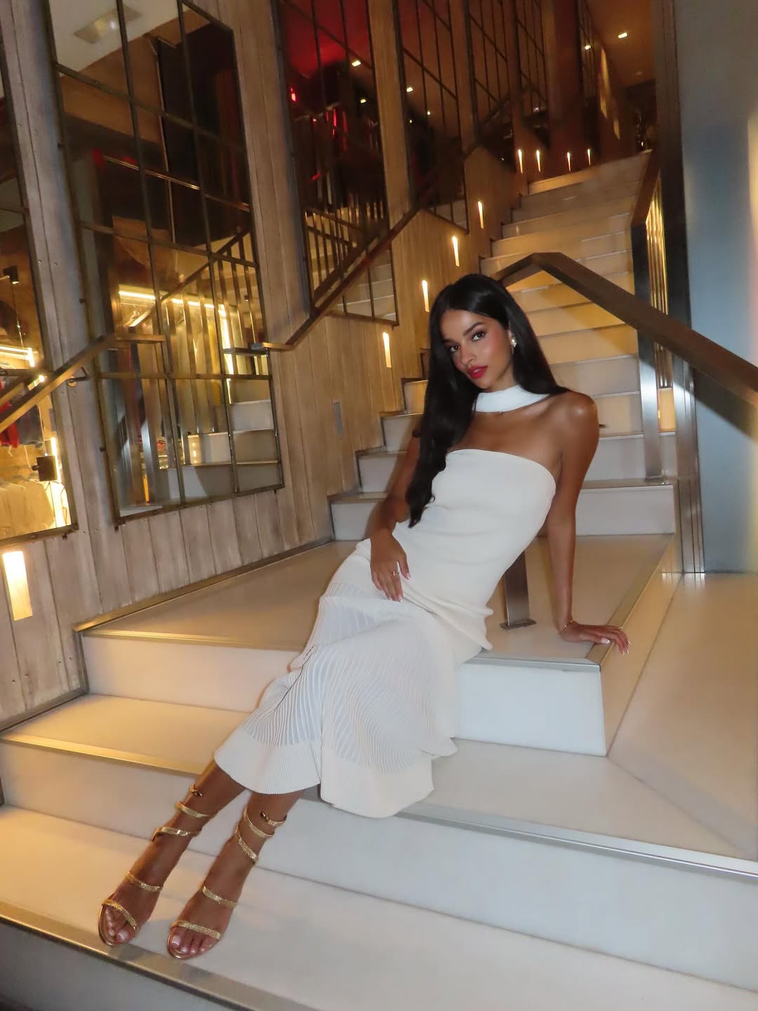 تالا بفستان سترابلس بسيط ومكشوف الكتفين