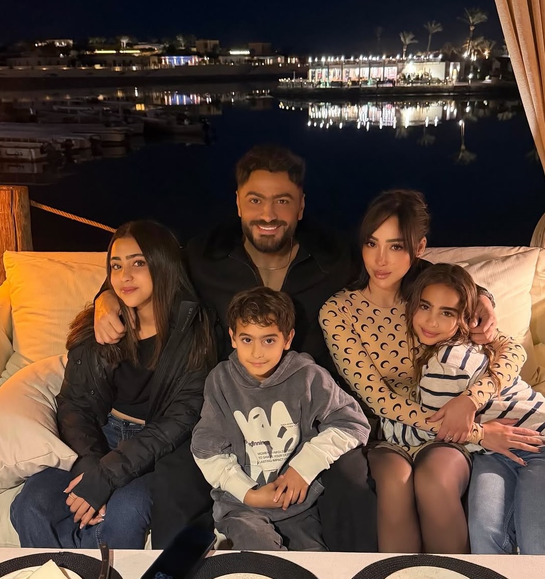 تامر حسني وبسمة بوسيل مع أطفالهما