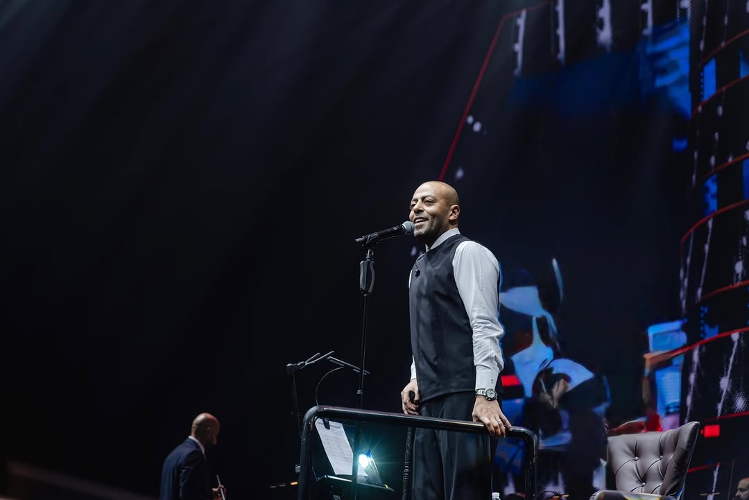 تامر عاشور يستأذن جمهوره للغناء جالسا