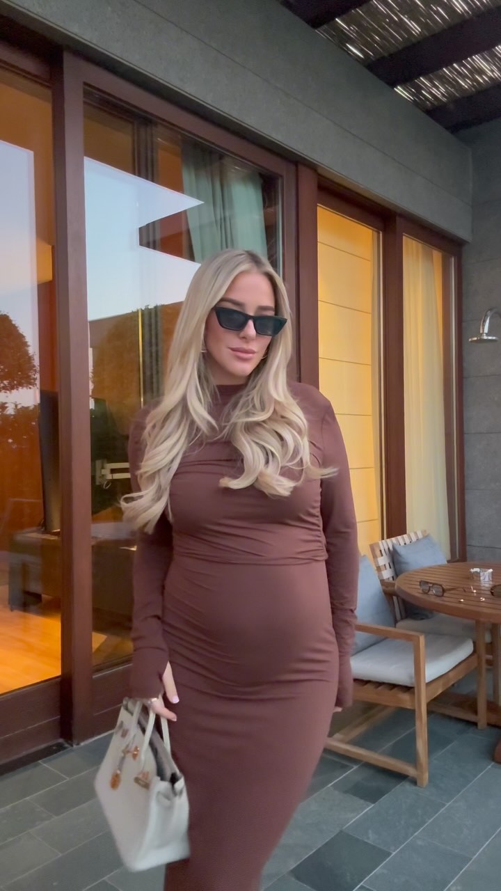  تايلور الفستان الطويل باللون البني الموحد