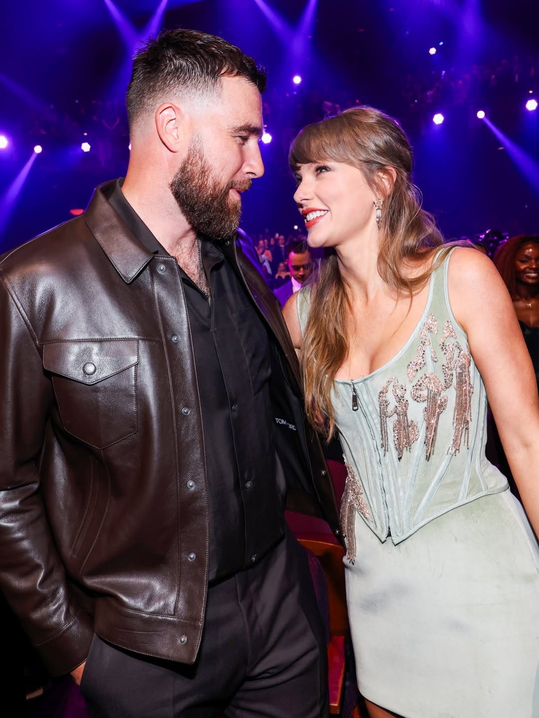 تايلور سويفت وترافيس كيلسي في حفل جوائز iHeartRadio 