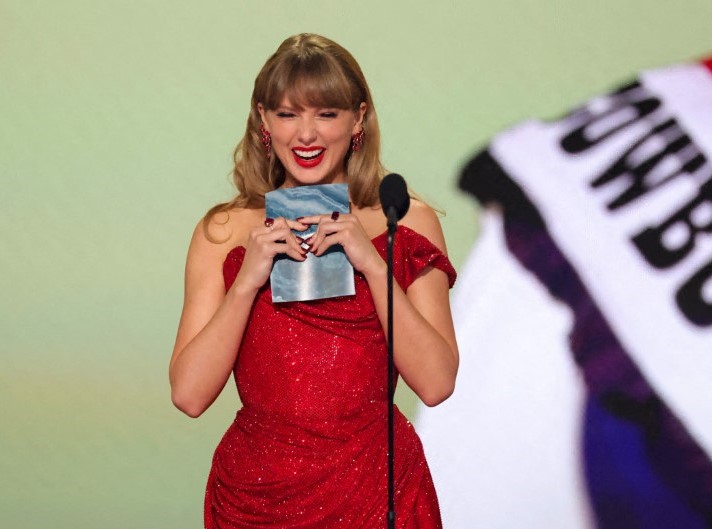 تايلور سويفت Taylor Swift بأقراط مرصّعة بأحجار كريمة باللون الأحمر