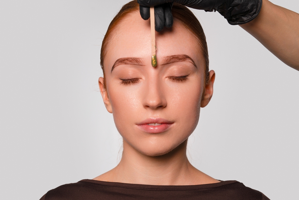 تبرز الحواجب المقوسة بشكل طبيعي كخيار مثالي للوجه البيضاوي