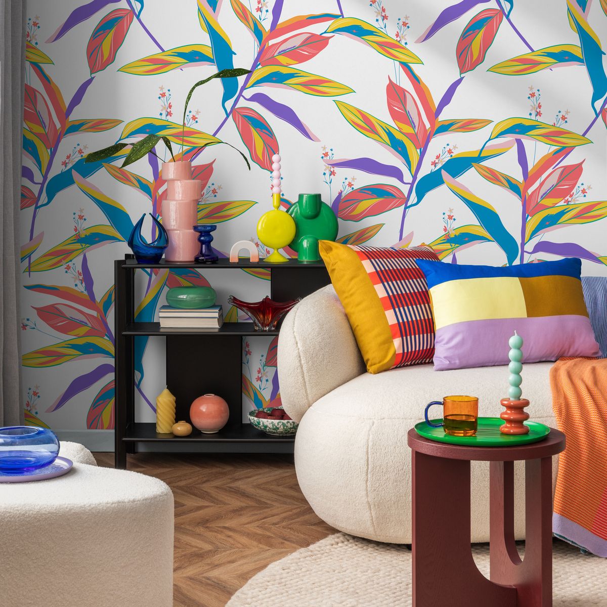 تبرز صيحة الـ Pop of Color كلمسة ديكورية جريئة على غرف الجلوس (الصورة الرئيسية)