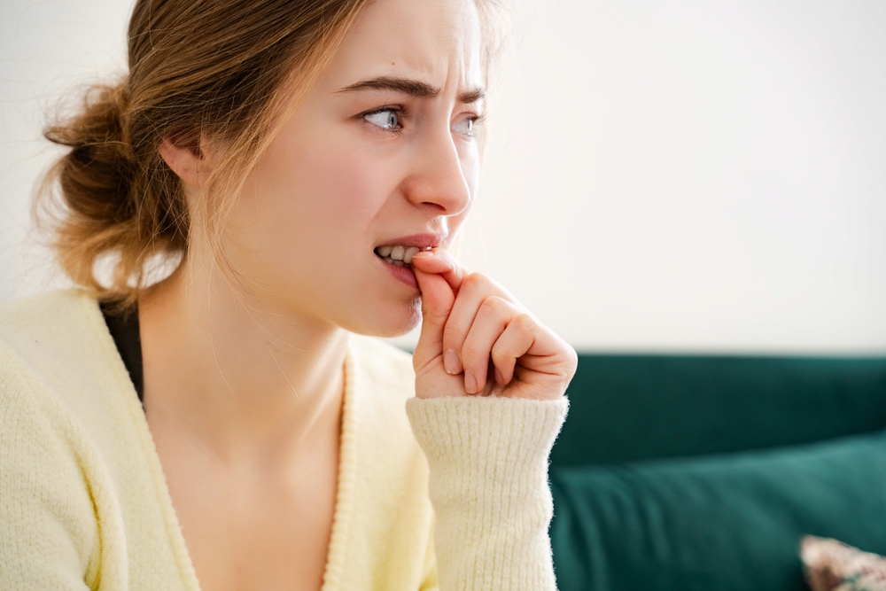 تتأثر المرأة جمالياً بتقلبات الهرمونات مثل التوتر