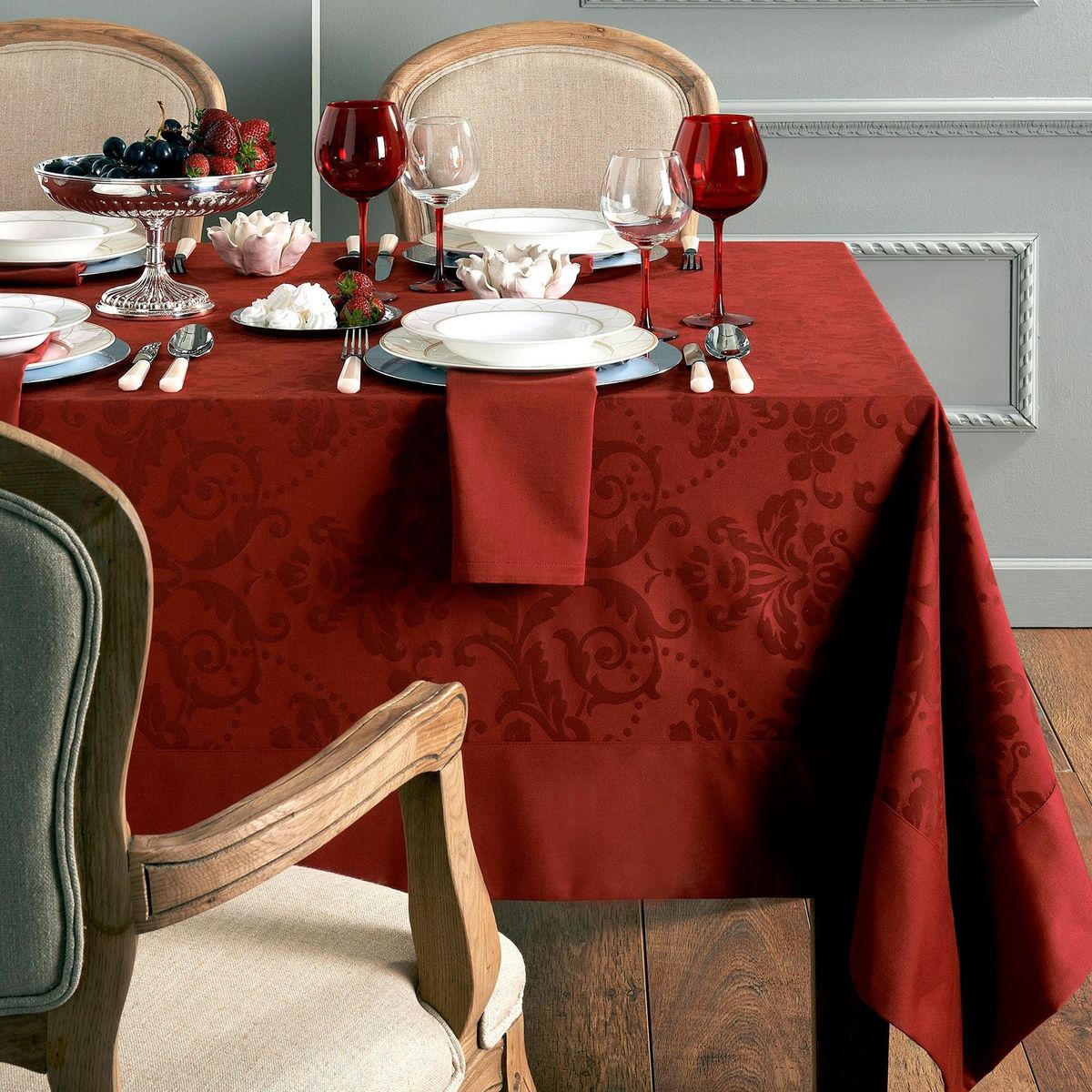 تتحول طاولة الطعام إلى نقطة محورية عند تنسيق مفرش المائدة باللون الأحمر
