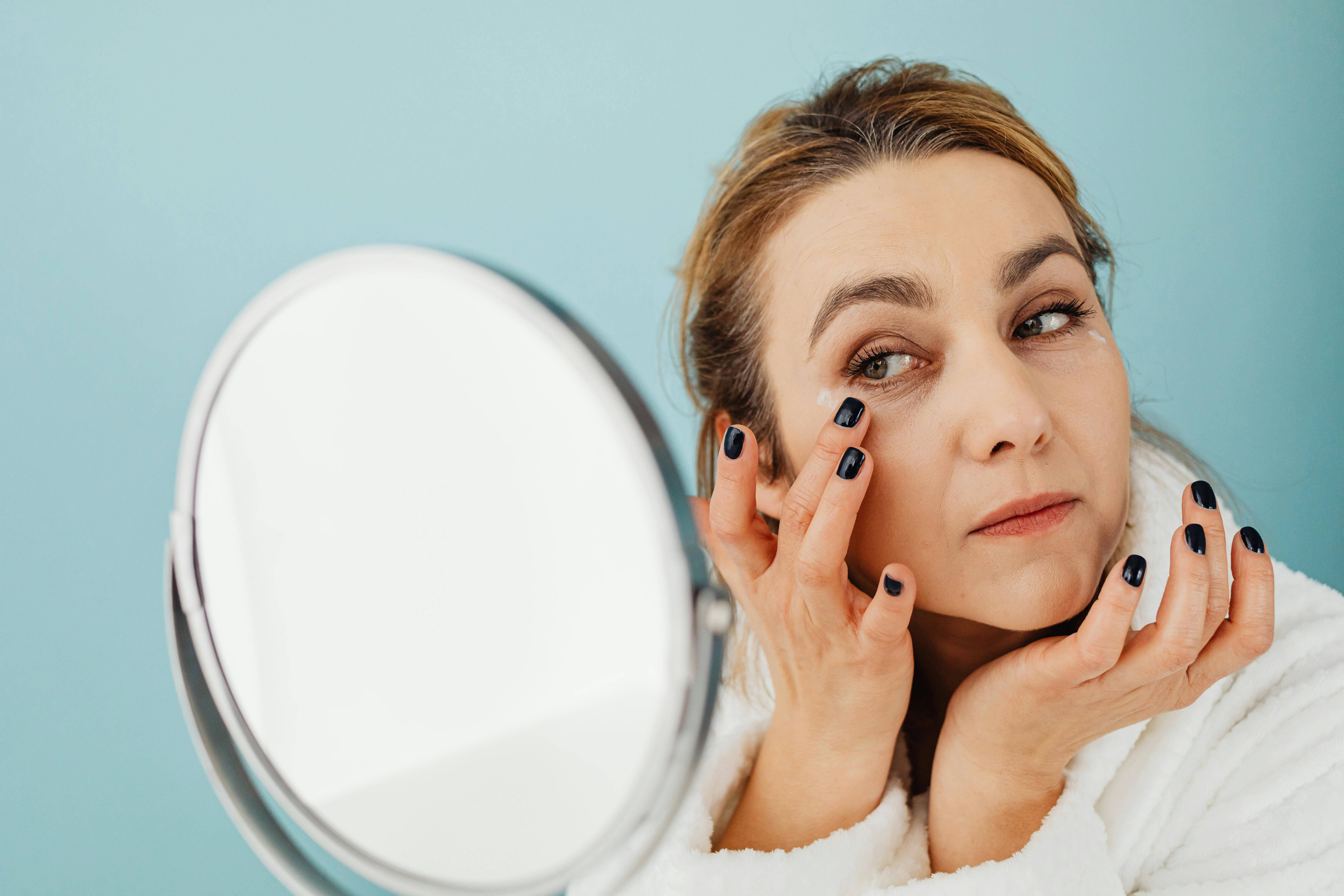 تتضمن العناية الصباحية مكونات فعالة تساعد على تحسين مظهر البشرة