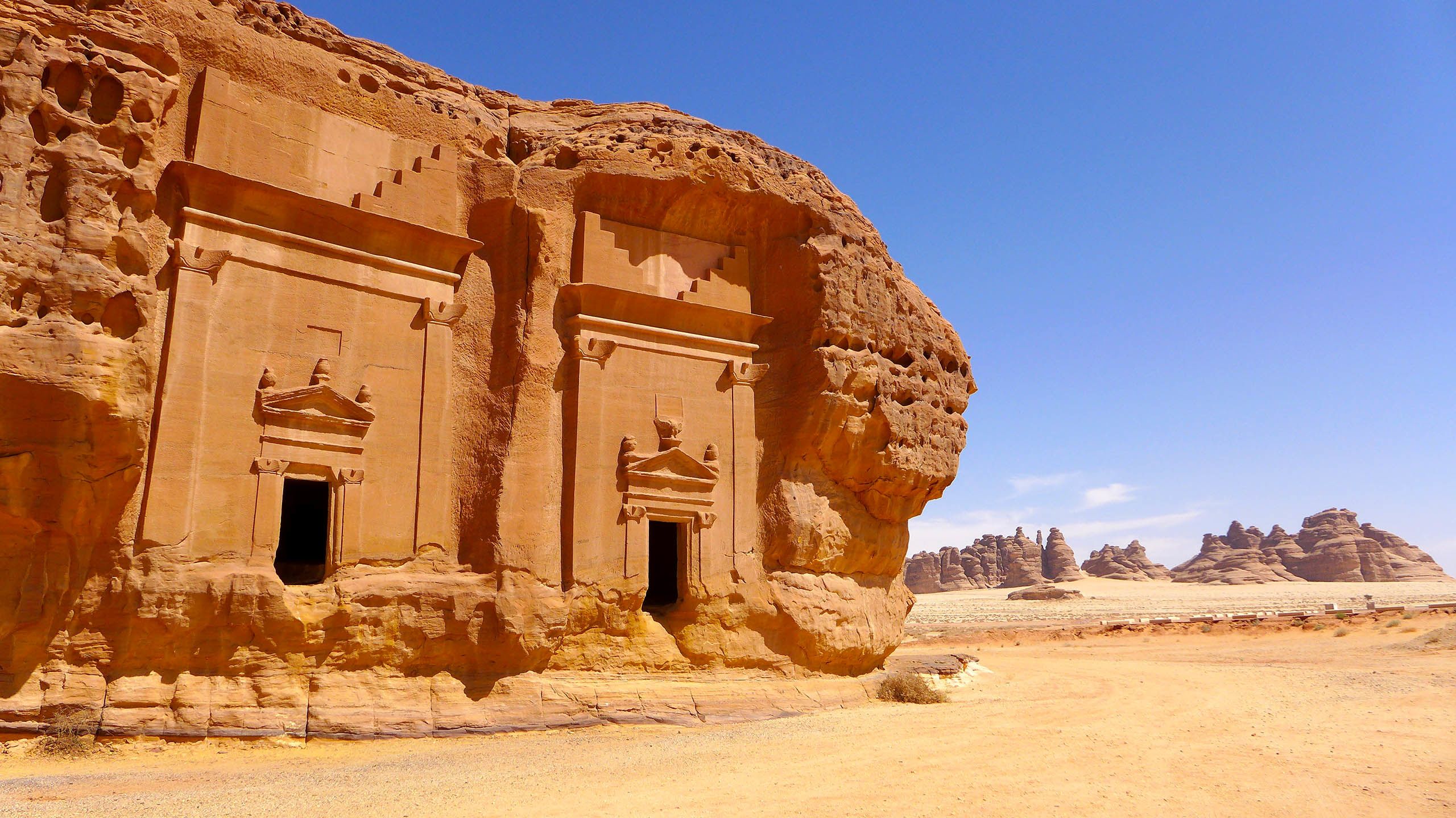 تتميز العلا بمناخ صحراوي يتسم بـ صيف حار و شتاء معتدل