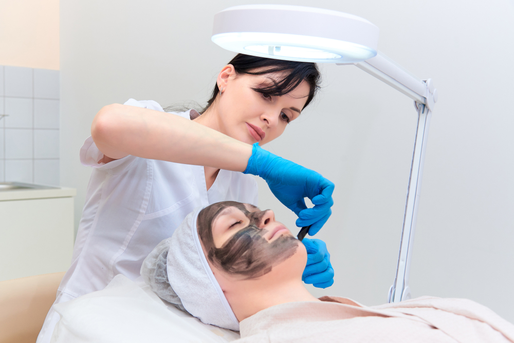 تتميز تقنية الليزر الكربوني بقدرته العالية على التغلغل داخل المسام