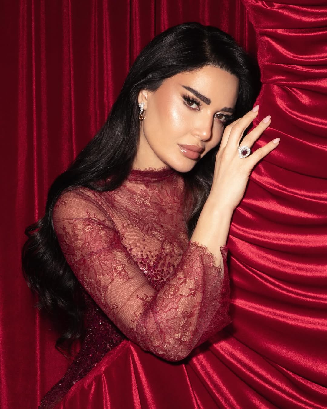 تتميز سيرين عبد النور بإطلالات مثالية أنيقة