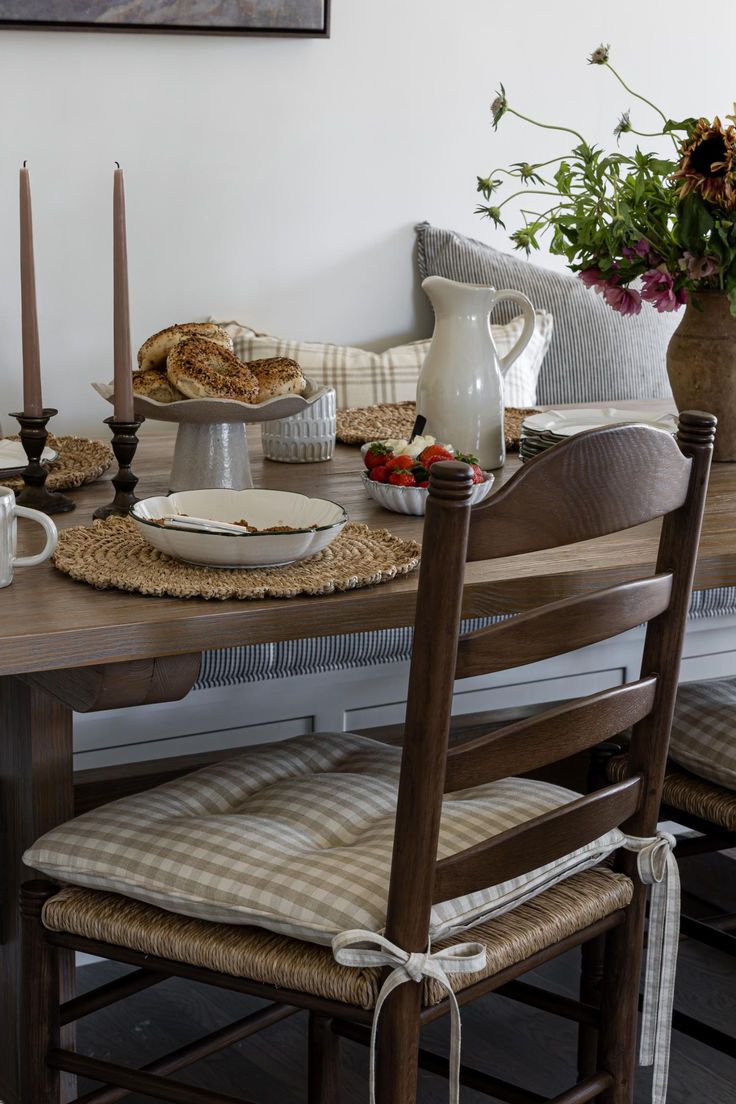 تتميز كراسي السلم بظهور عالية وأنيقة