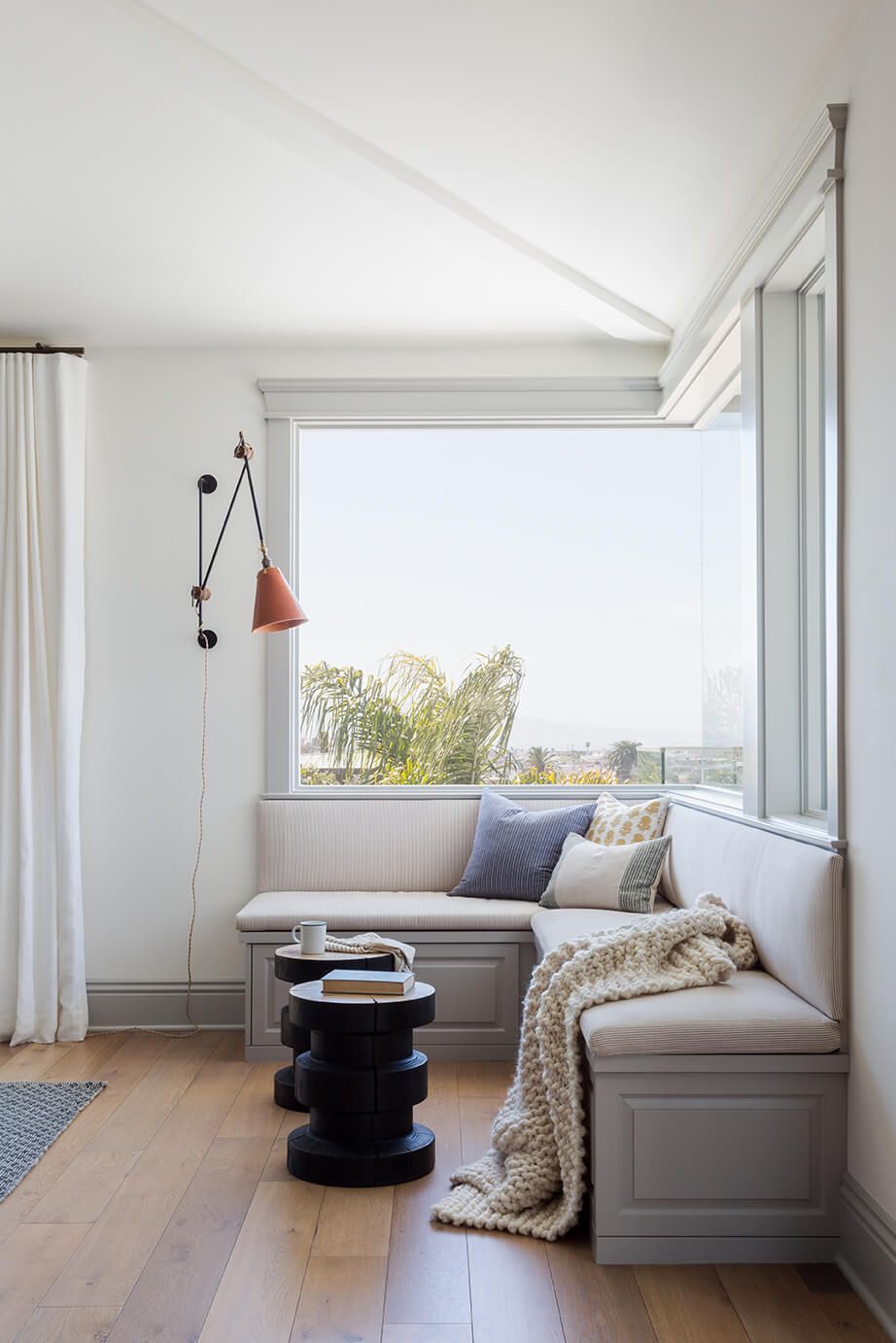 تتميز مقاعد البانكويت في غرفة النوم  بالجمع بين الشكل الجميل والوظيفية