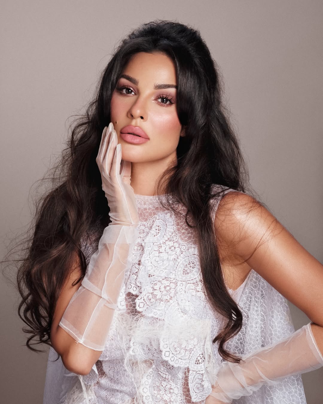 تتميز نادين نجيم بوجه نحيف وملامح جذابه