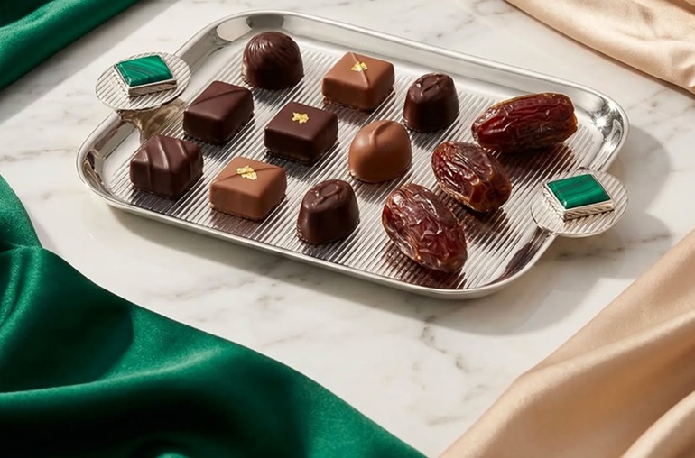 تتناسق الفضة مع الأخضر الزمردي والألوان المحايدة