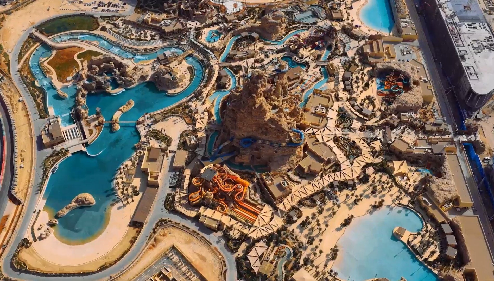 أجواء المتعة والترفيه في منتزه الألعاب المائية “أكواريبيا” في القدية