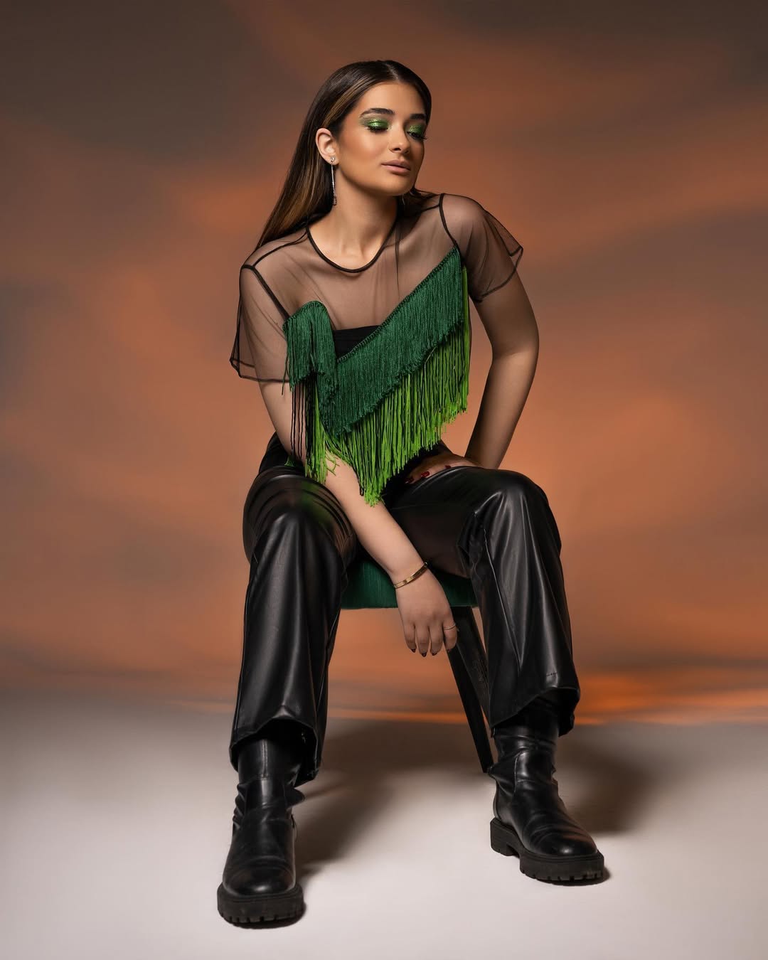 تجرب ملك زاهر إطلالات جريئة في جلسات التصوير