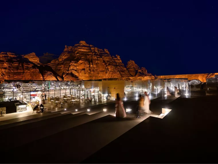 تجربة استثنائية على أضواء النجوم في مطعم مرايا سوشيال