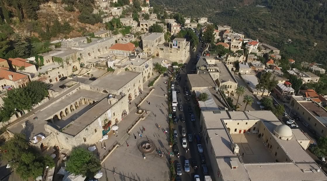 تجربة فريدة وأجواء ساحرة تنتظركم في قرية دير القمر اللبنانية