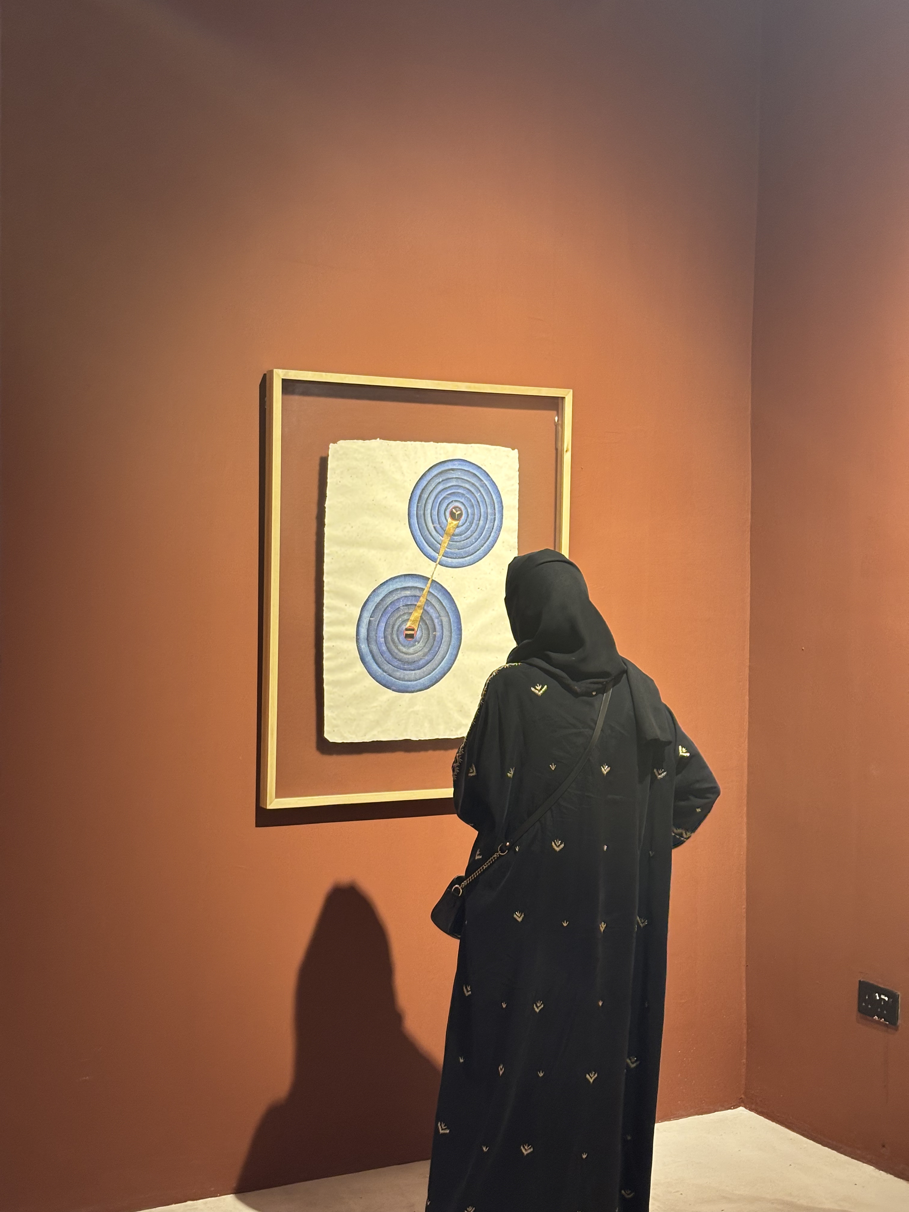 تجربة فنية تغوص في عمق الهوية، حيث تتقاطع الذاكرة مع المادة في تناغم بصري لافت.