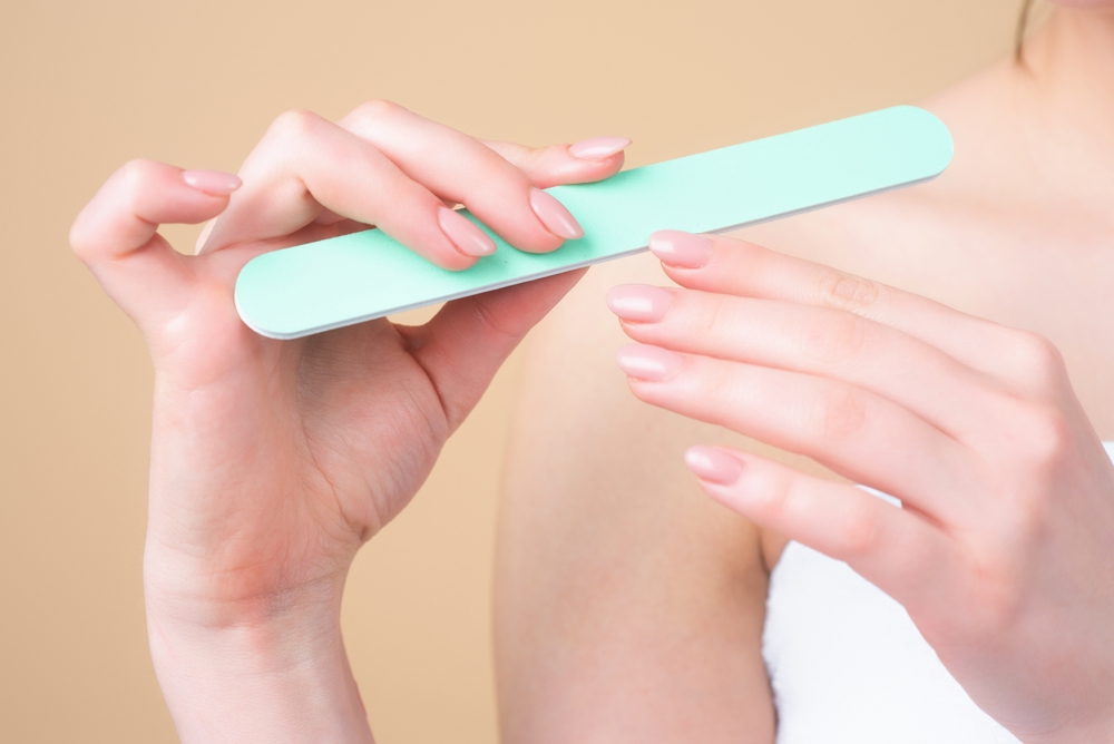 تجنّبي استخدام أدوات قاسية لتنظيف تحت الأظافر بل استخدمي مبرداً ناعماً