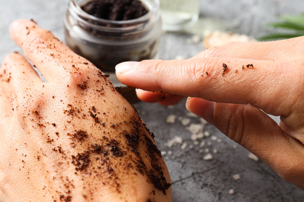 تجنّبي استخدام المقشرات القاسية حول الأظافر لأنها قد تضر ببشرتك