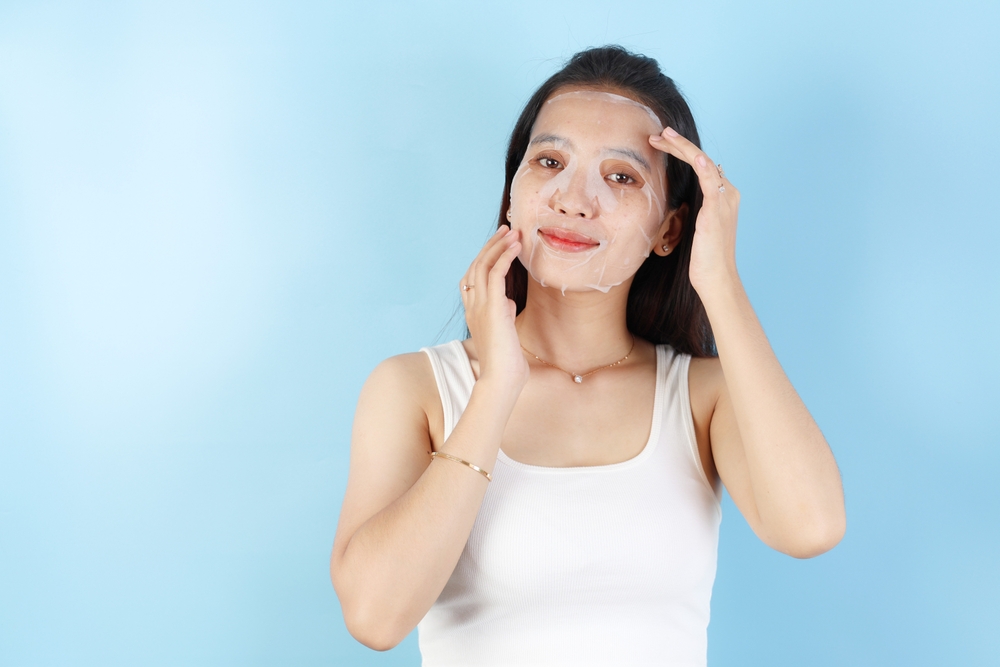 تجنّبي ترك فراغات عند وضع الماسك بحيث يكون القماش ملتفّاً بشكل جيد بالوجه