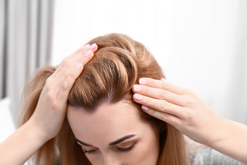 تحتاج فروة رأسك إلى زيت إكليل الجبل لتهدئة الحكة