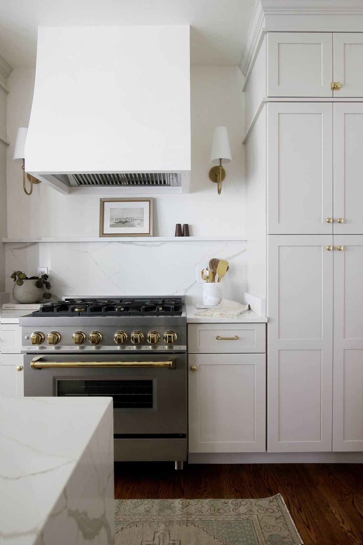 تحديد مكان الموقد بشكل صحيح يمنح المطبخ شعورًا بالتنظيم والاتساع