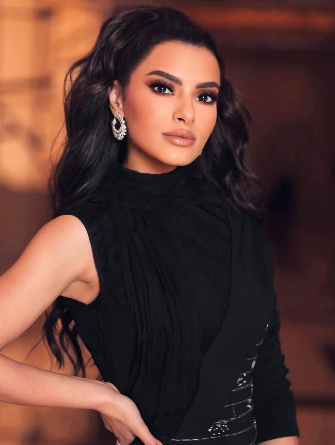 تحرص كارمن سليمان على تطبيق بعض المكياج بنفسها