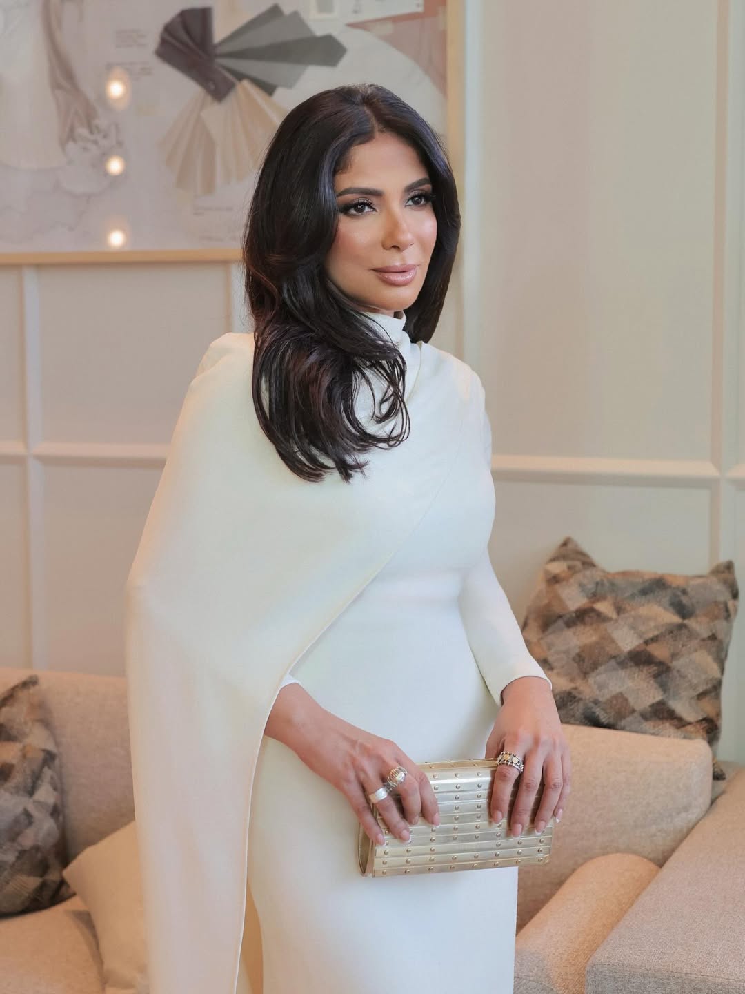 تحرص منى زكي على استخدام المواد الطبيعية لحماية بشرتها