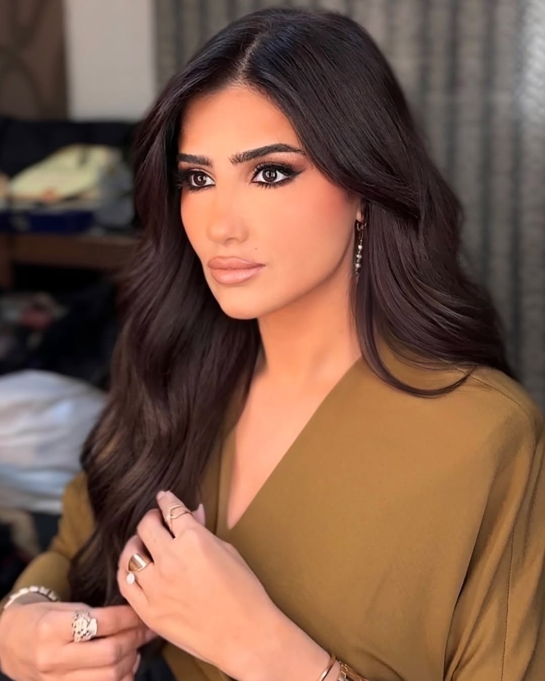 تحرص مي عمر على إزاله المكياج وتنظيف البشرة باستمرار