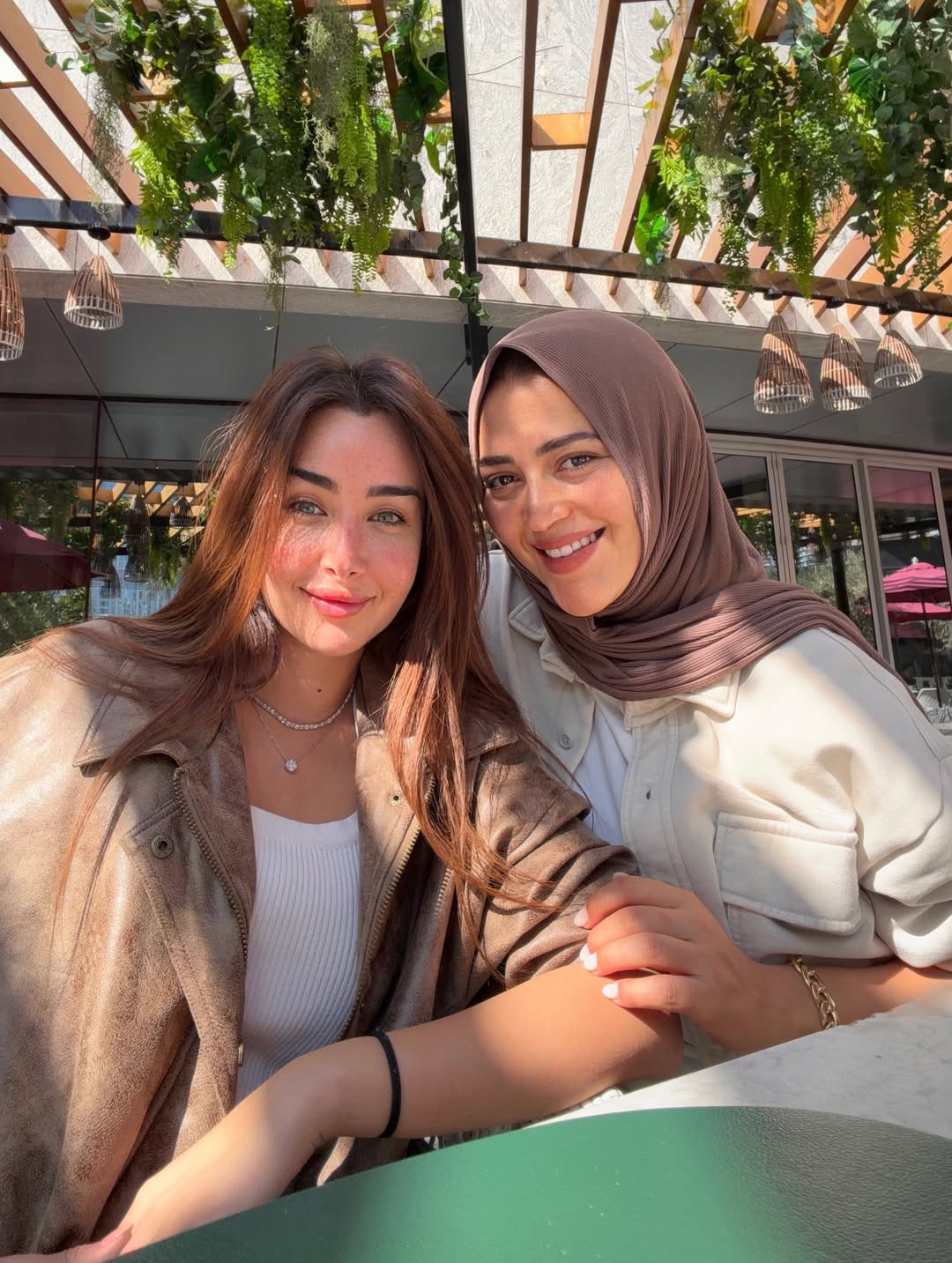 تحرص هنا الزاهد على علاقة الصداقة مع خبيرة التجميل وديان