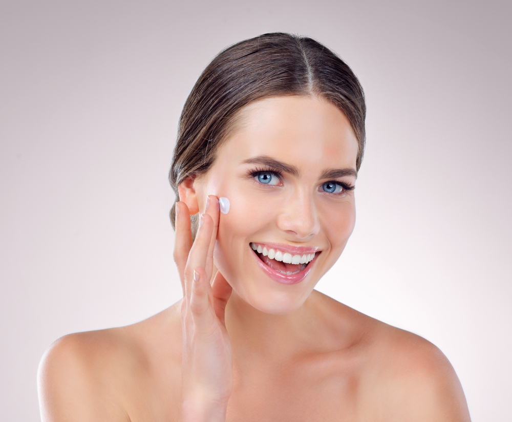 تحسين صفاء البشرة دون تجفيف من صفات النياسيناميد على المسام والبشرة