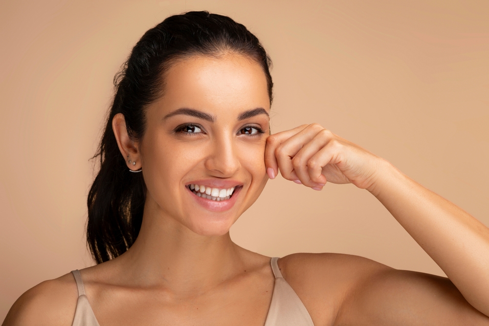 تحسين مرونة البشرة من أبرز فوائد المكملات للمرأة