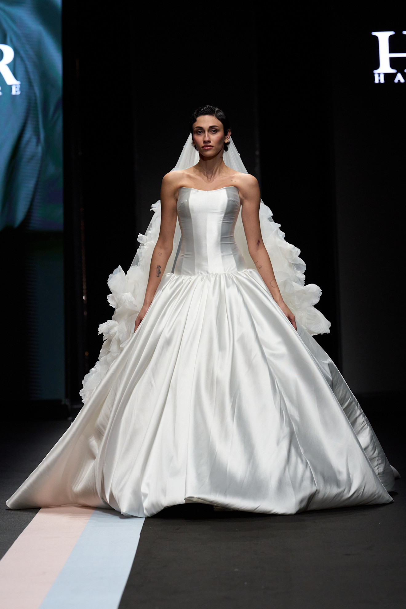 تحفة هندسية في عروض Hazar Couture