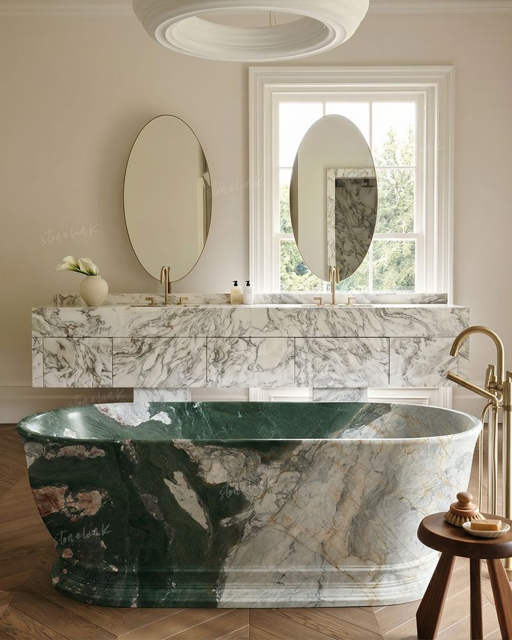 تحول التصاميم النحتية لحوض الاستحمام إلى النقطة المحورية المميزة للحمام