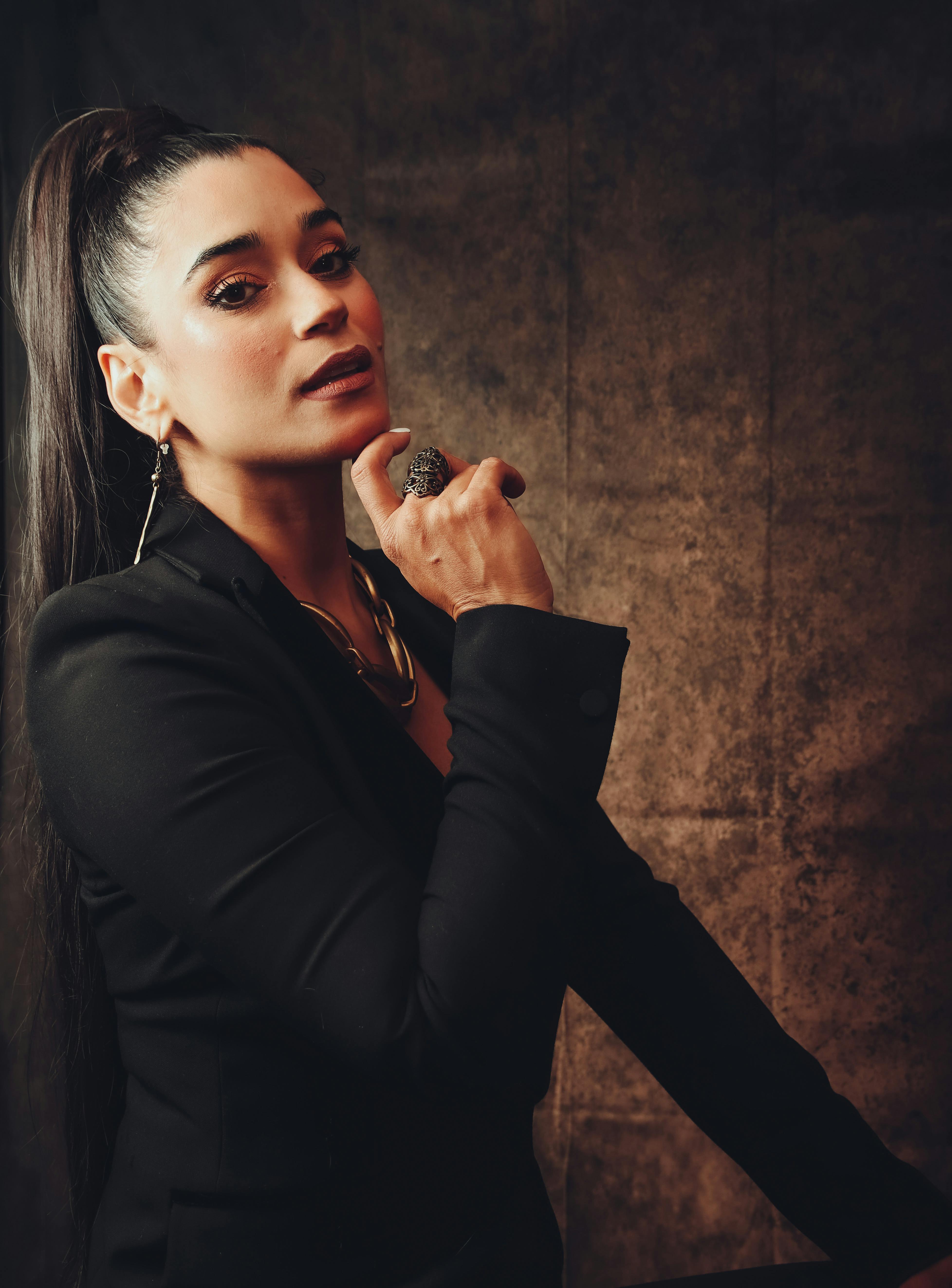 تختار بعض النساء ذيل الحصان العالي لإطلالة راقية