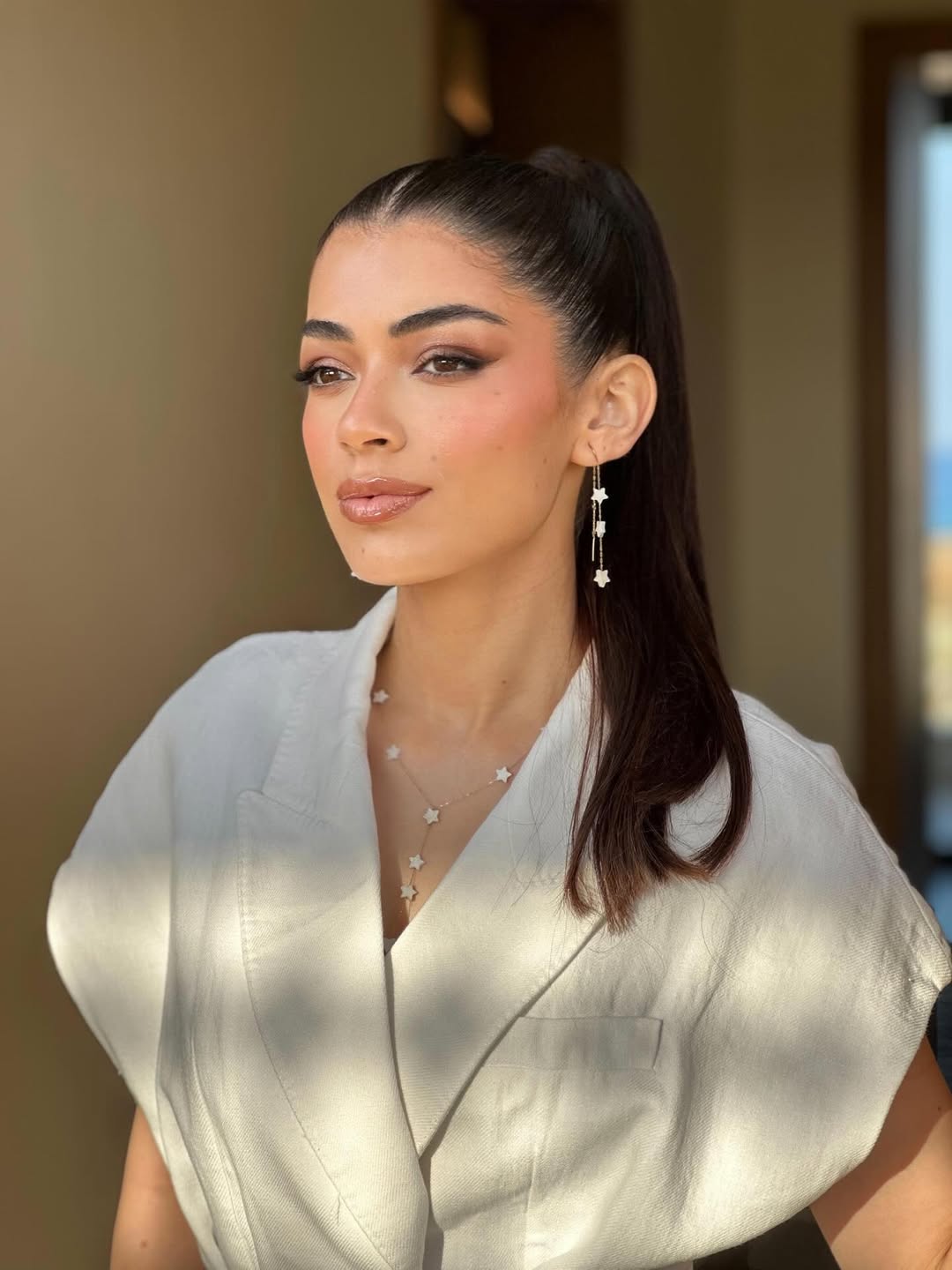 تختار ليلى زاهر السيروم الطبية في روتين بشرتها (1)