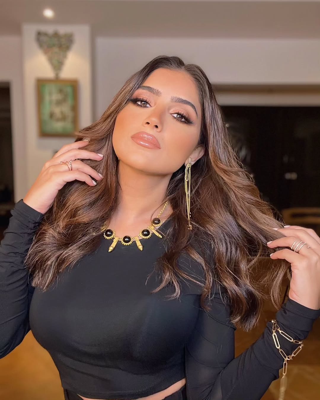 تختار مي عمر إطلالات مكياج أنثوية جريئة