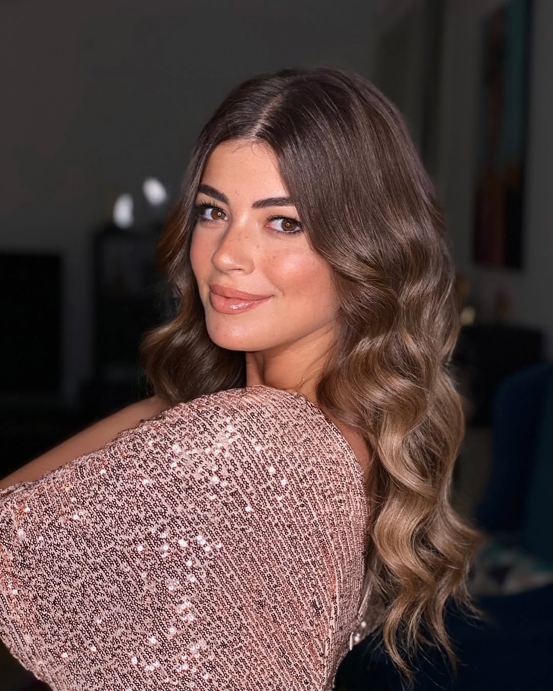 تختار هنا الزاهد ال no make up look