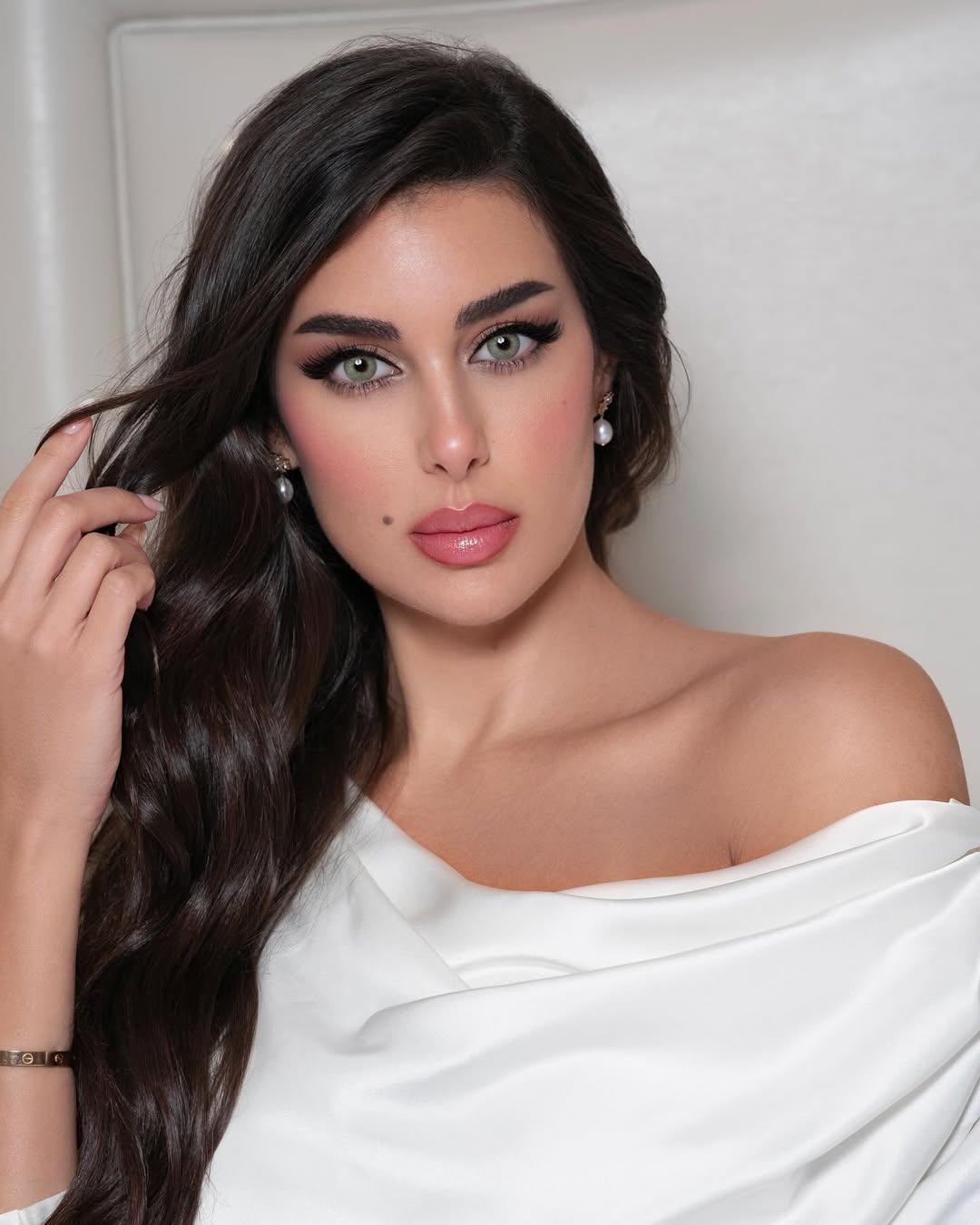 تختار ياسمين صبري أحمر الشفاه بألوان ناعمة لإطلالة أنثوية أنيقة