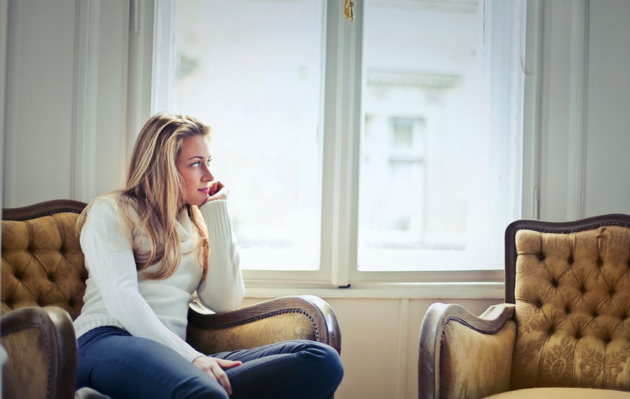 تخصيص 5 دقائق صباحًا للجلوس بصمت هو أحد المهارات التي تعزز شعورك بالسيطرة الداخلية خلال رحلة الاعتزاز بالذات